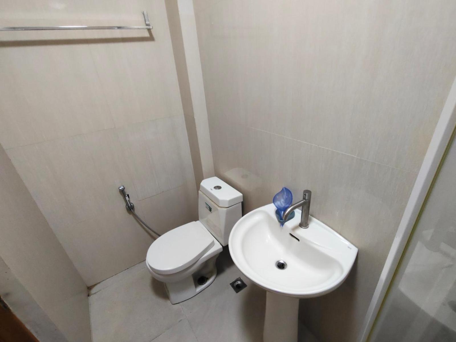 Отель La Belladoza Near Airport Paranaque City Экстерьер фото