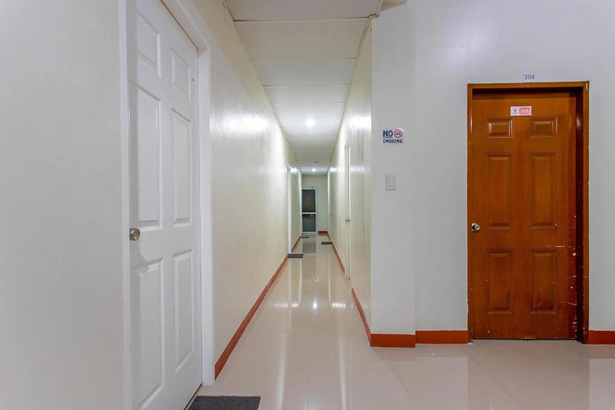 Отель La Belladoza Near Airport Paranaque City Экстерьер фото