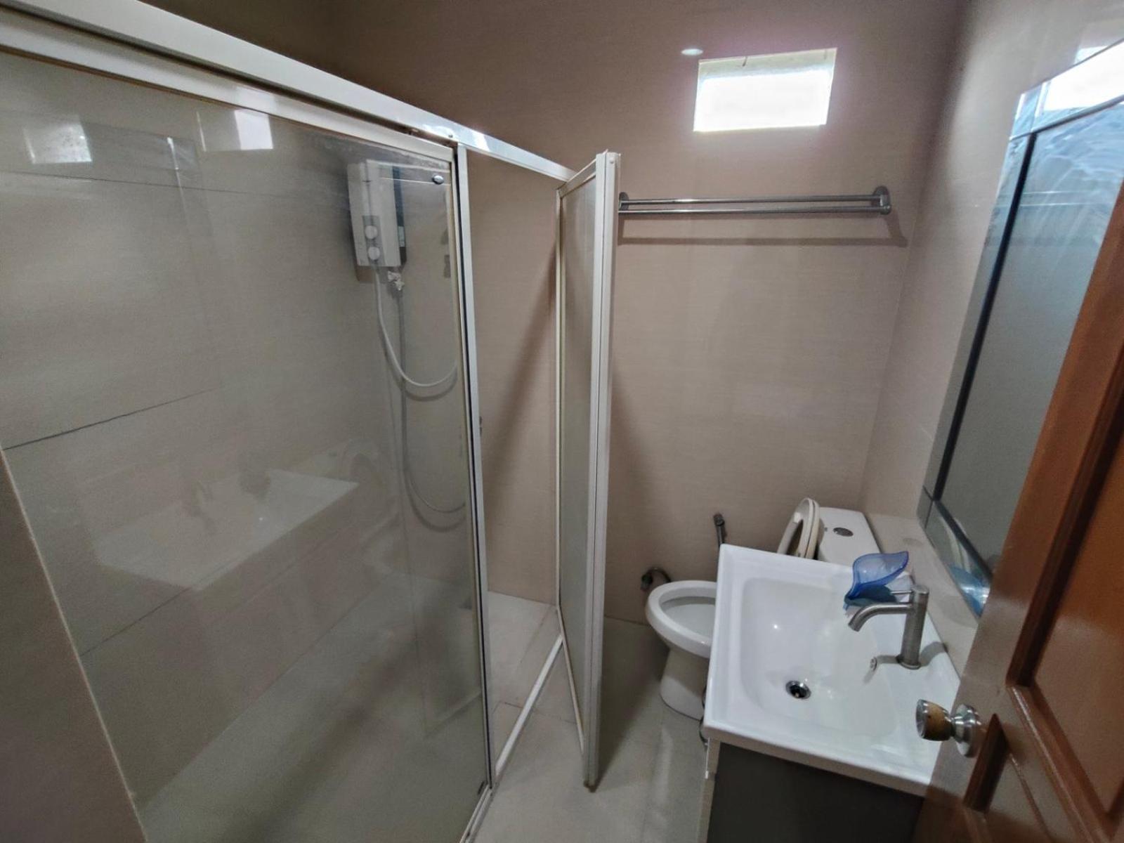 Отель La Belladoza Near Airport Paranaque City Экстерьер фото