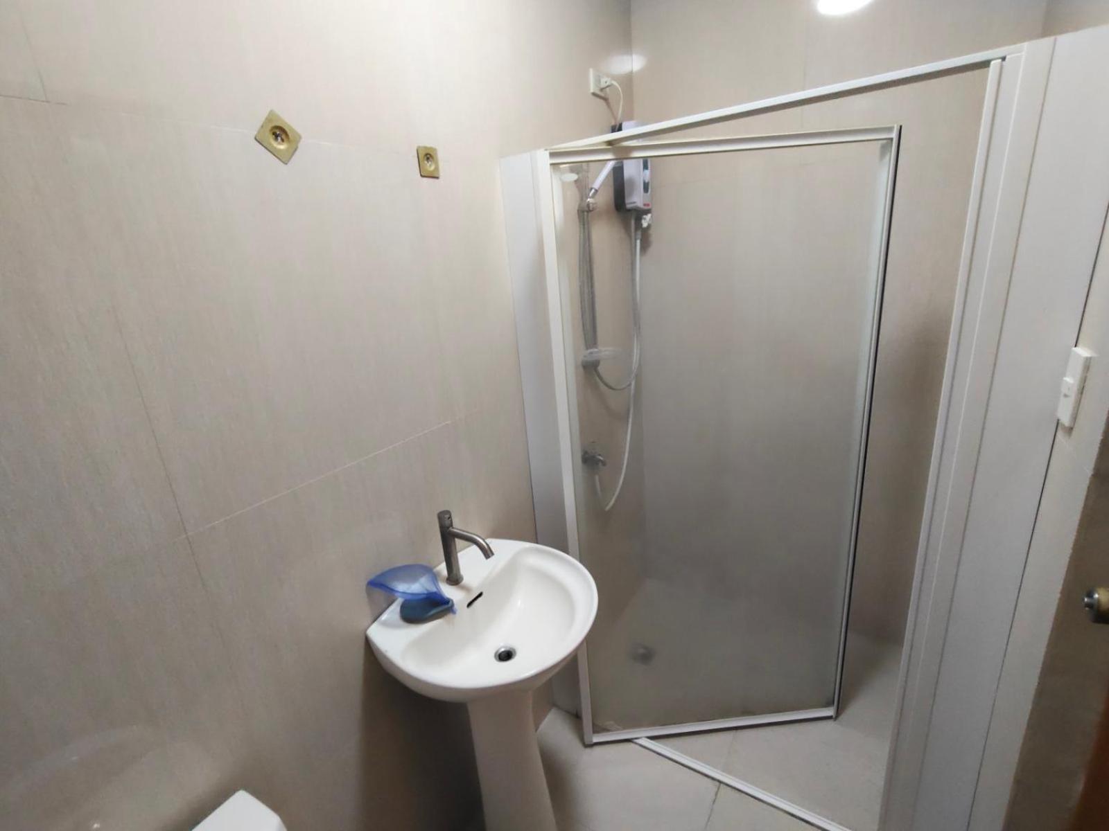 Отель La Belladoza Near Airport Paranaque City Экстерьер фото