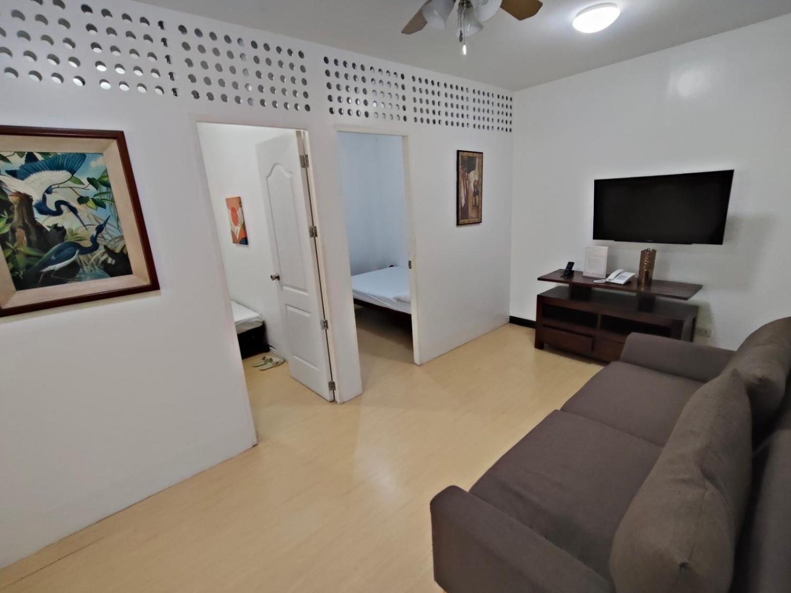 Отель La Belladoza Near Airport Paranaque City Экстерьер фото