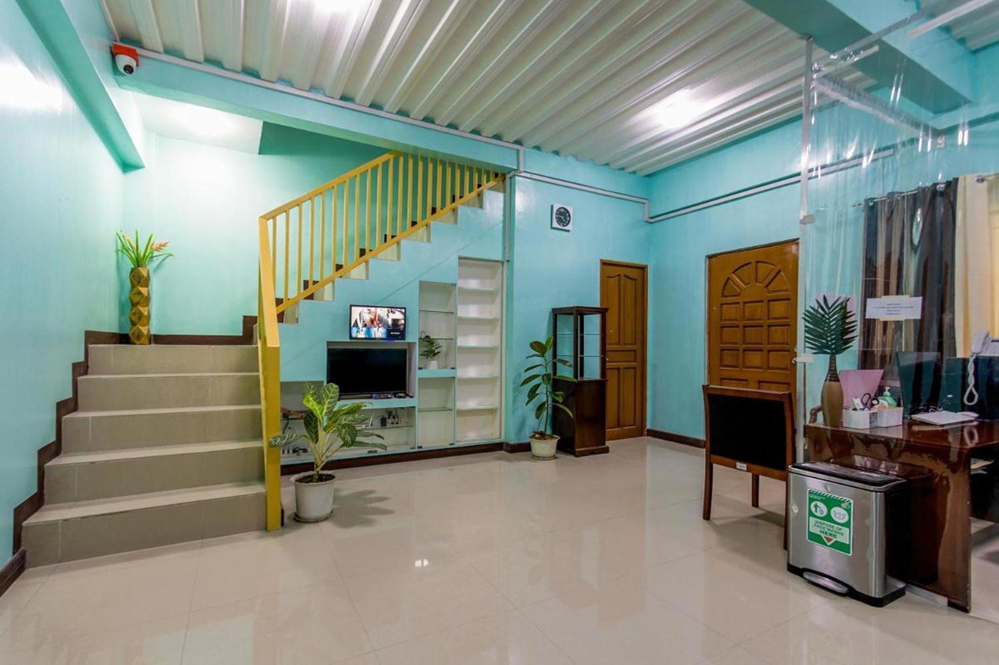 Отель La Belladoza Near Airport Paranaque City Экстерьер фото