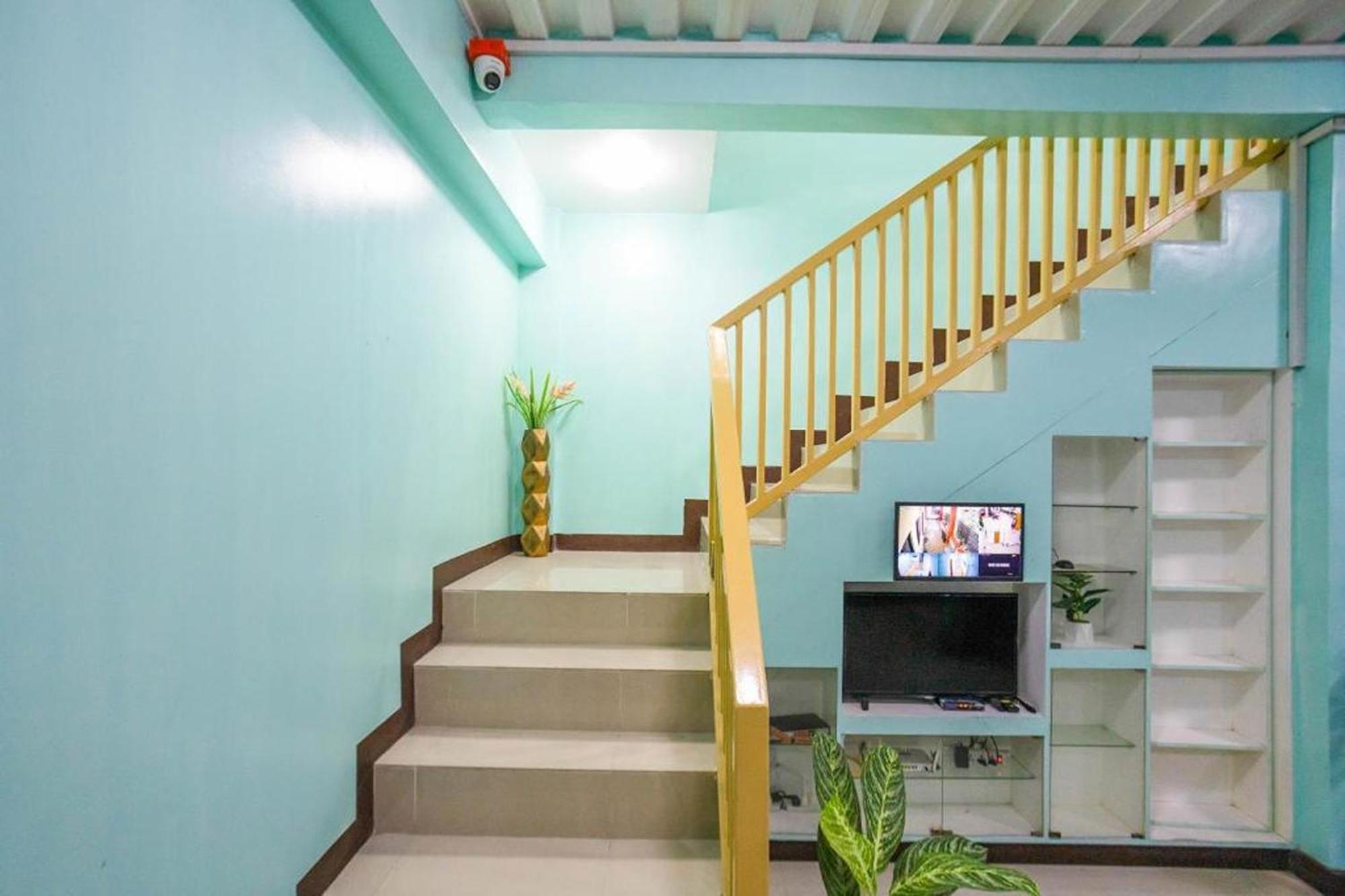 Отель La Belladoza Near Airport Paranaque City Экстерьер фото